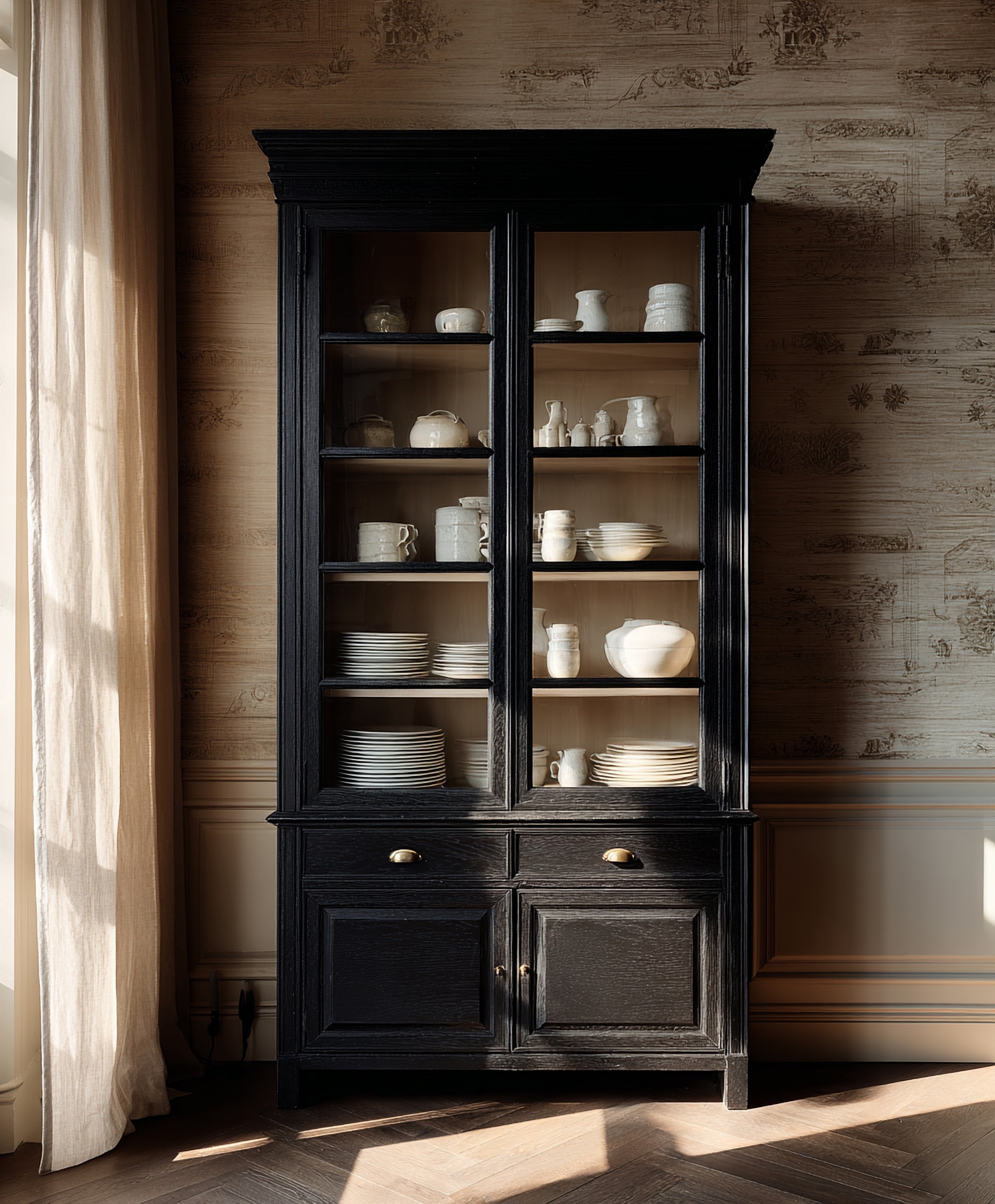 Antequera glass cabinet