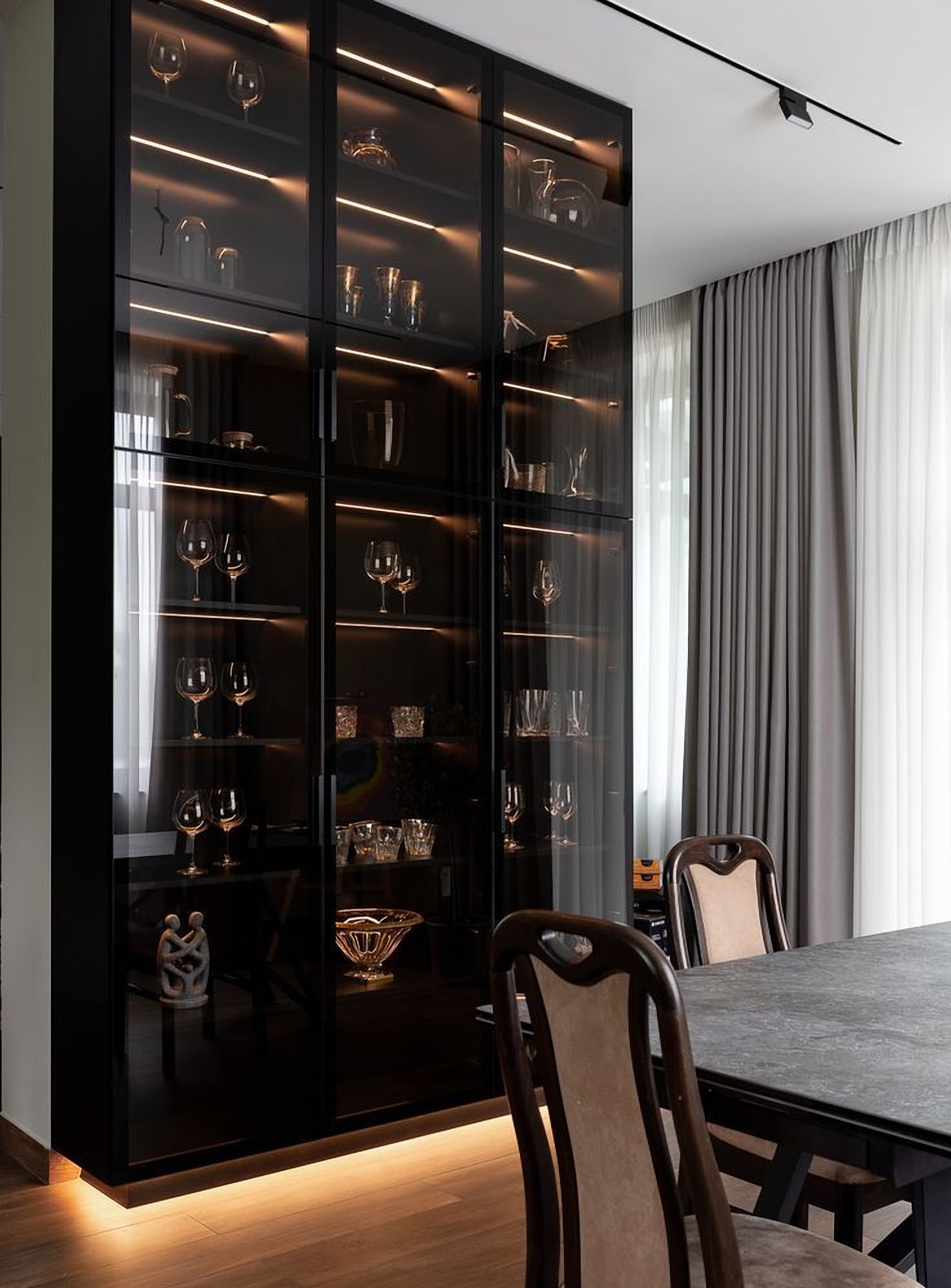 Kadis glass cabinet