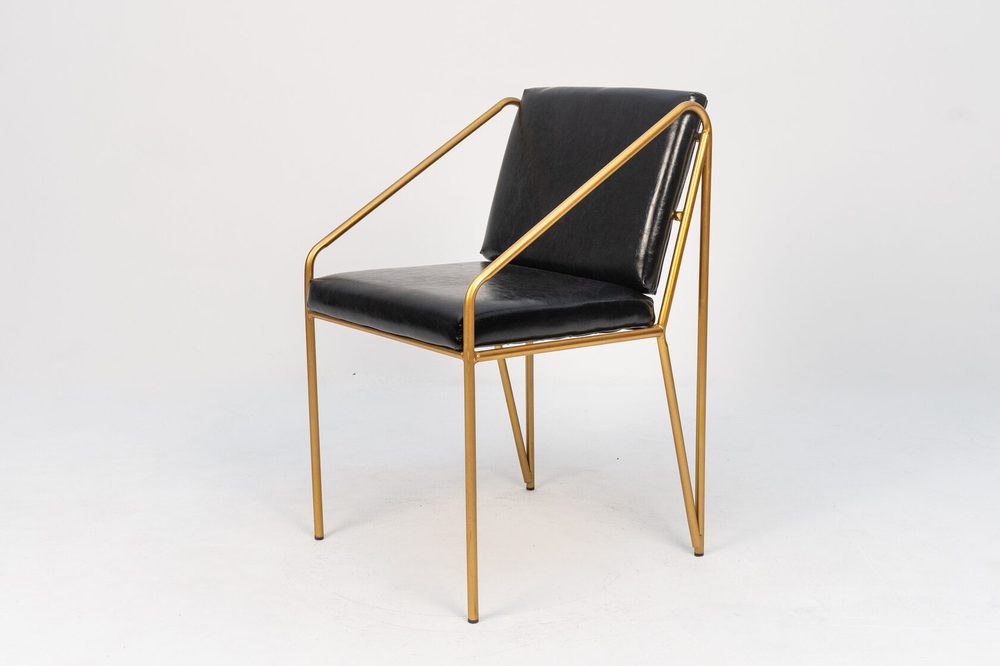 Chair with armrests on gold frame, black seat