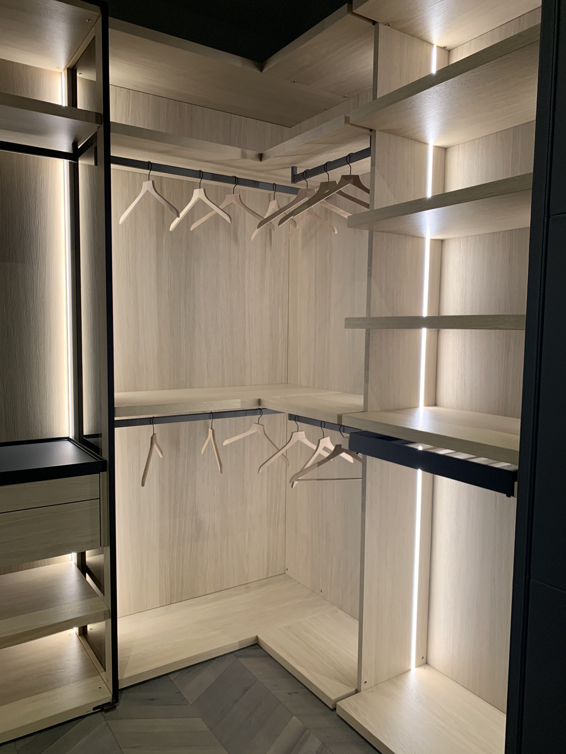 Predazzo Corner Walk-in Wardrobe