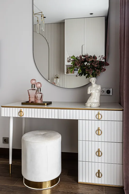 Dressing table with drawers and soft pouffe