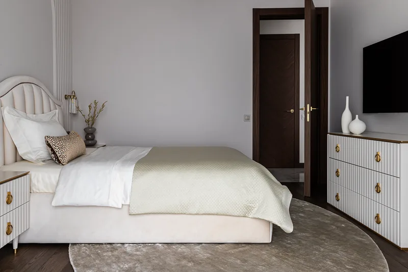 Bed and chest of drawers in a girl's bedroom