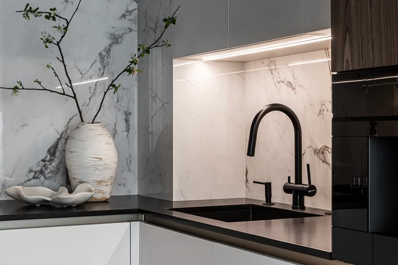 Kitchen: illuminated niche above the work area