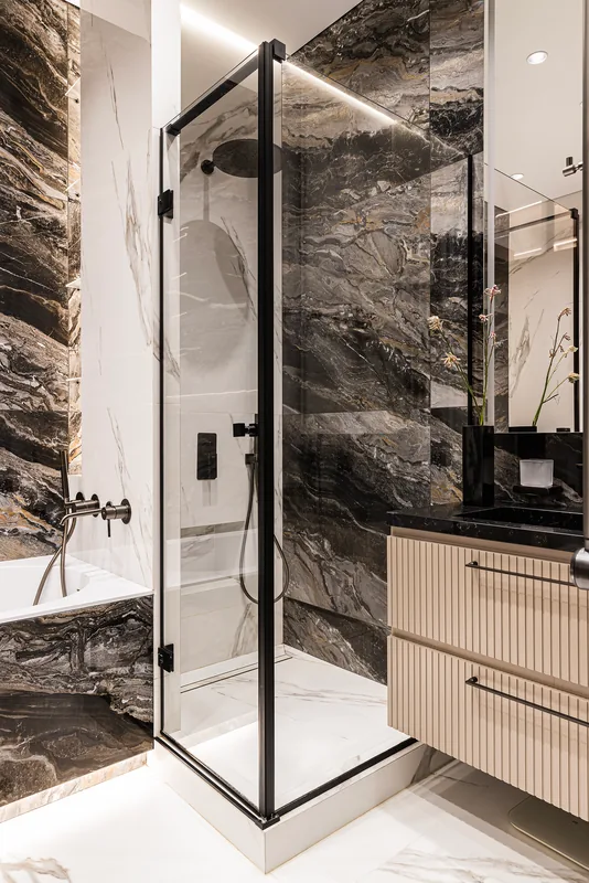 Bathroom: wall-hung vanity unit with ribbed fronts