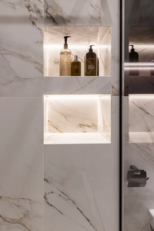 Illuminated niches in the shower area