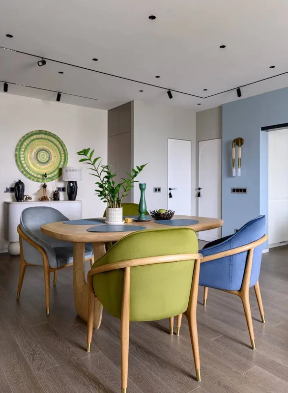 Dining set: wooden table and upholstered armchairs